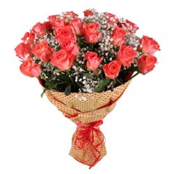Букет из 35 оражевой розы Вау с гипсофилой в упаковке №277